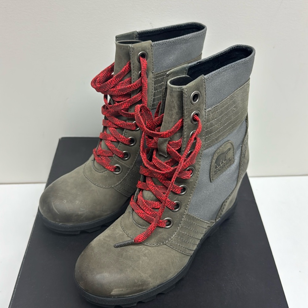 Used Sorel- Lexie Wedge - size 7.5, gray, green, red laces